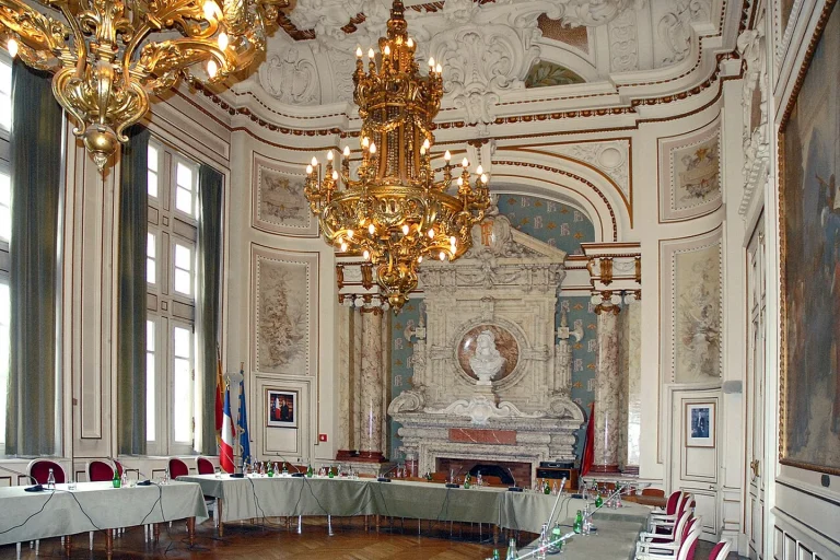 Salle du conseil municipal de Sens, lieu de travail collectif municipal.