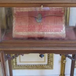 Pochette historique de registres d’état civil exposée à la mairie du 7e arrondissement de Paris.