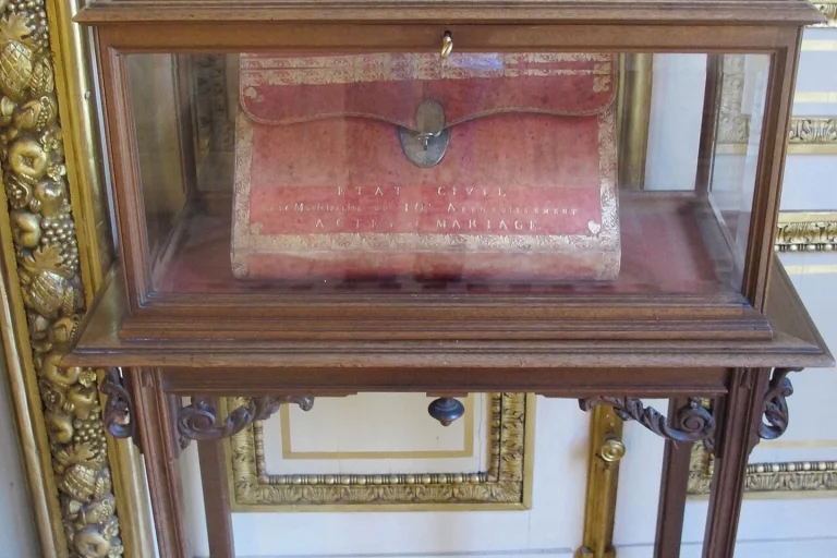 Pochette historique de registres d’état civil exposée à la mairie du 7e arrondissement de Paris.