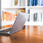 Ordinateur portable sur un bureau : illustration de la consultation d’outils numériques, hors interface Hélios.
