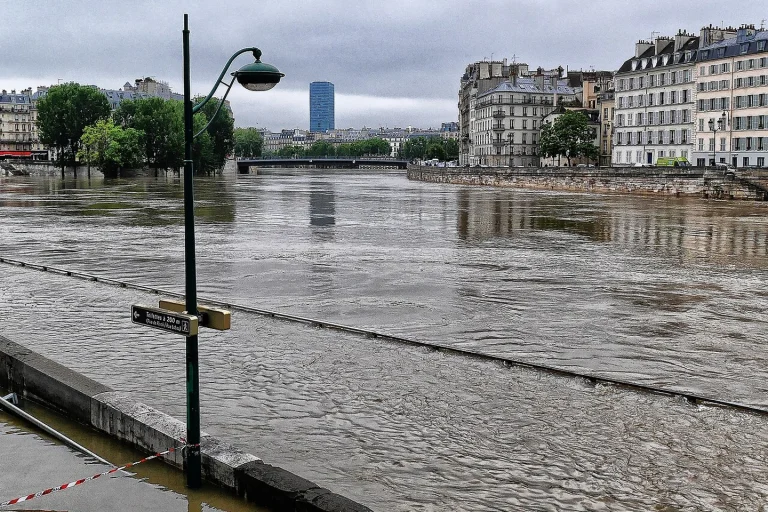 Inondation des quais de Seine à Paris en juin 2016 : illustration d’un risque à anticiper dans un PCS.