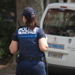 Agente de police municipale à Toulouse, vue de dos, photographie documentaire.