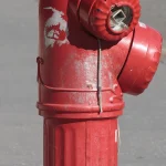 Poteau d’incendie rouge à Toulouse : un point d’eau participant à la défense extérieure contre l’incendie.