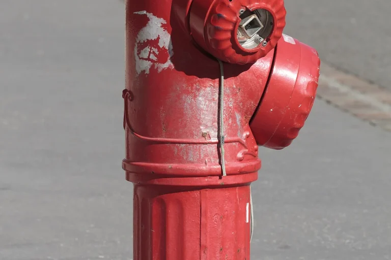 Poteau d’incendie rouge à Toulouse : un point d’eau participant à la défense extérieure contre l’incendie.