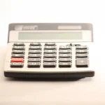 Calculatrice de bureau pour illustrer l’analyse des ressources et des équilibres financiers.