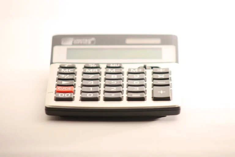 Calculatrice de bureau pour illustrer l’analyse des ressources et des équilibres financiers.