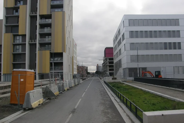 Écoquartier de la Cartoucherie à Toulouse : logements, voie et espaces publics.